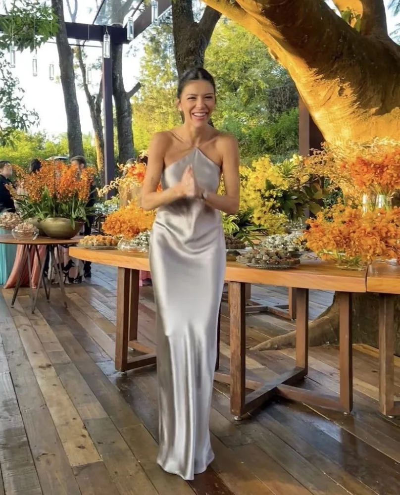 Vestido longo de cetim prateado